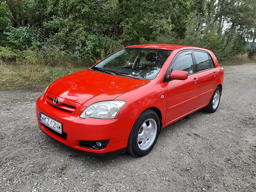 czerwony samochód marki toyota