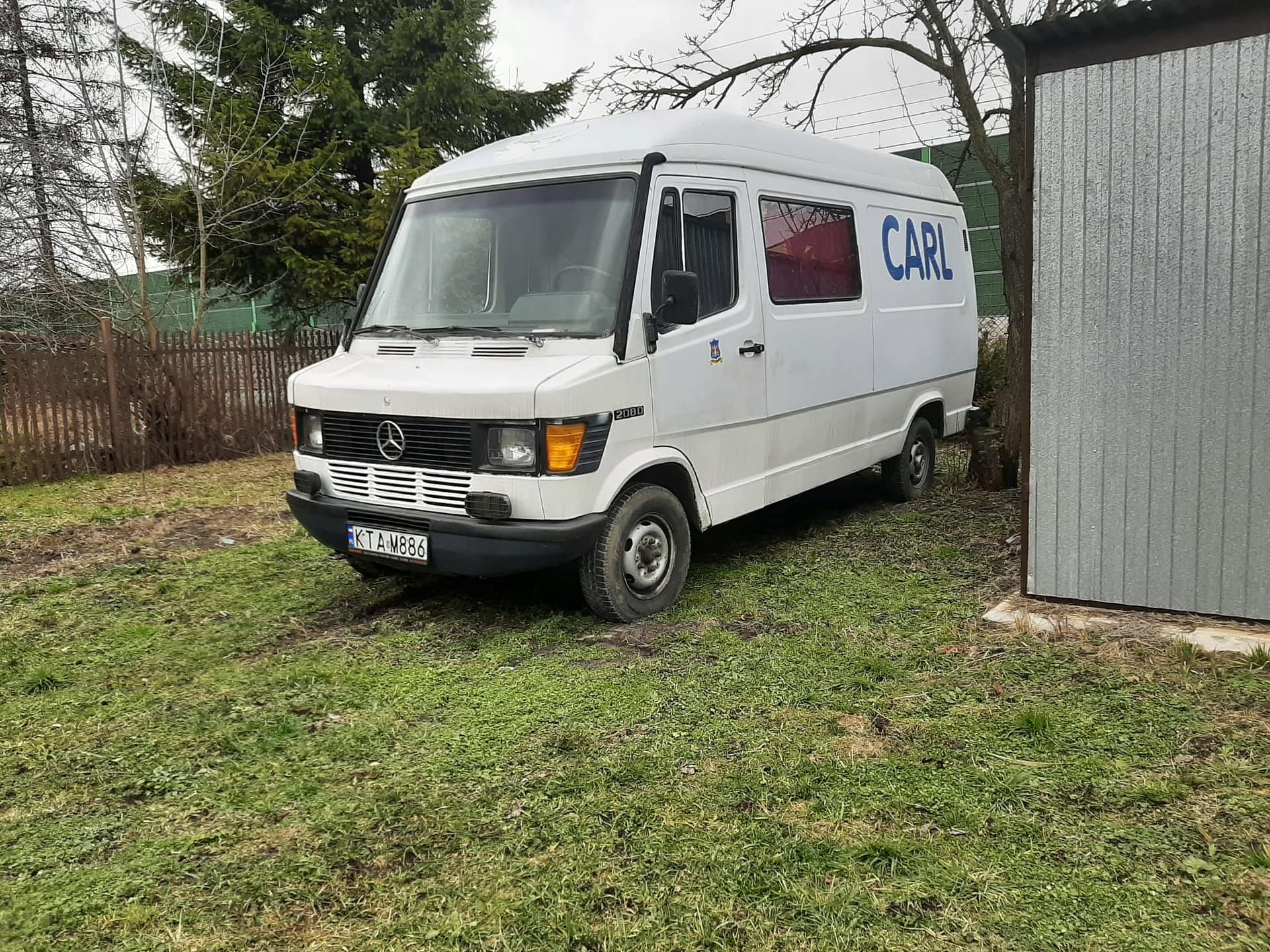 biały duży samochód marki mercedes